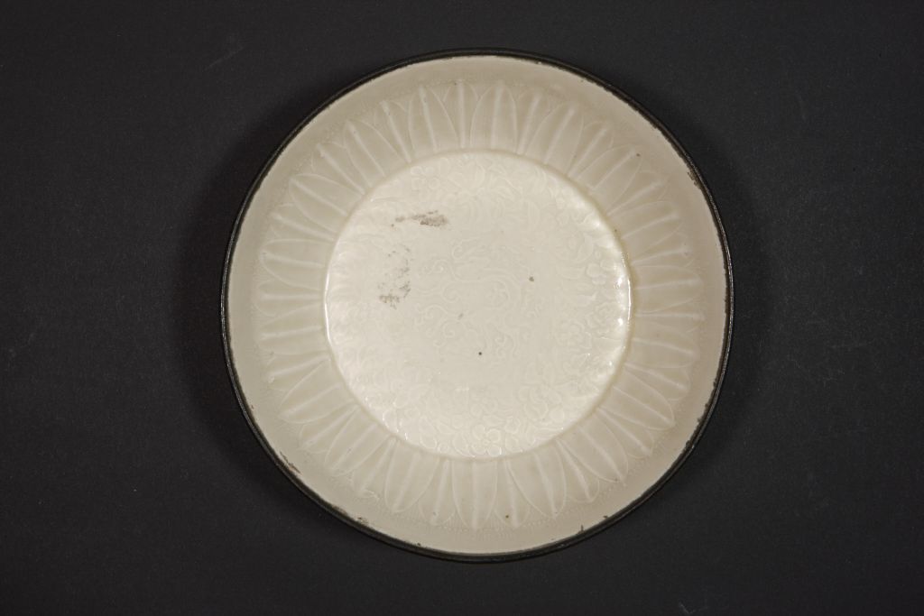 图片[2]-Ding Kiln White Glaze Printing Flat Dragon Flower Lotus Pattern Washing-China Archive